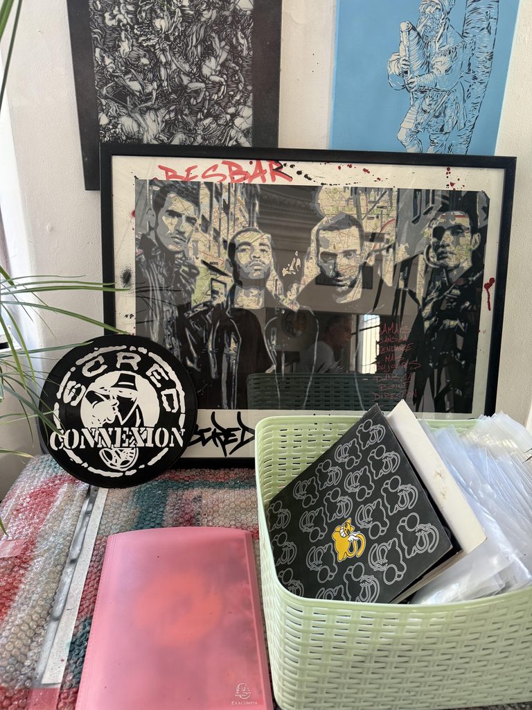 Tableau de Scred Connexion exposé à l’Échomusée Goutte d’Or à Paris